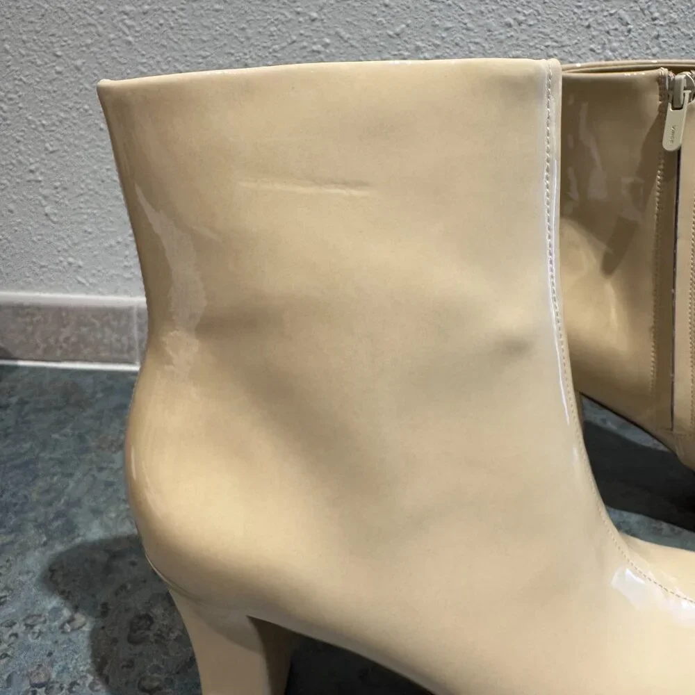 NWOB Vince Charli Beige Leather Patent Ankle Boots - 9